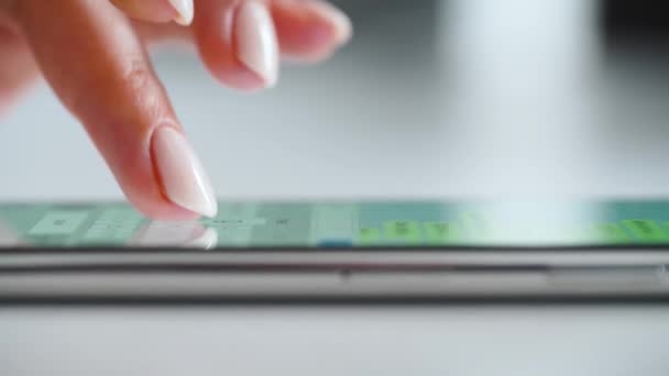 Mensagem de digitação de mão e usando o close-up do smartphone — Vídeo de Stock