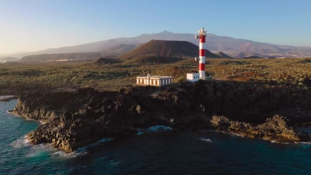 Θέα από το ύψος του φάρου Faro de Rasca, φυσικό καταφύγιο και βουνά κατά το ηλιοβασίλεμα στην Τενερίφη, Κανάρια Νησιά, Ισπανία. Άγρια Ακτή του Ατλαντικού Ωκεανού. — Αρχείο Βίντεο