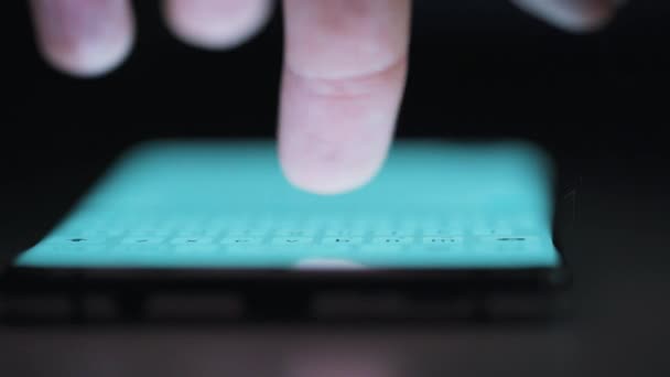 Vinger typen tekst op smartphone close-up. Gebruik smartphone close-up 's nachts. — Stockvideo