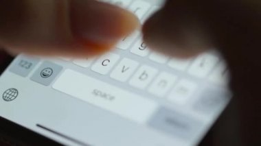 Akıllı telefondan yakın planda yazı yazan eller. Akşamları akıllı telefon kullanarak..
