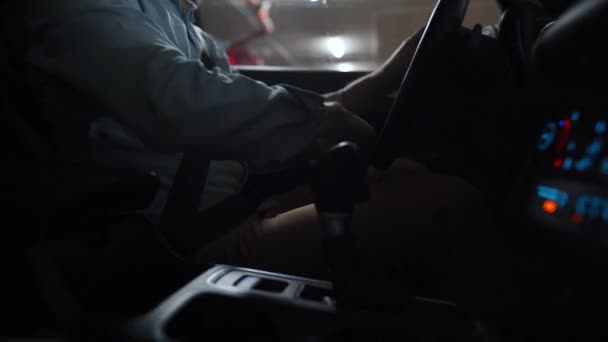 Homme conduisant dans une voiture automatisée innovante en utilisant le pilote automatique de stationnement pour le stationnement sur le parking — Video