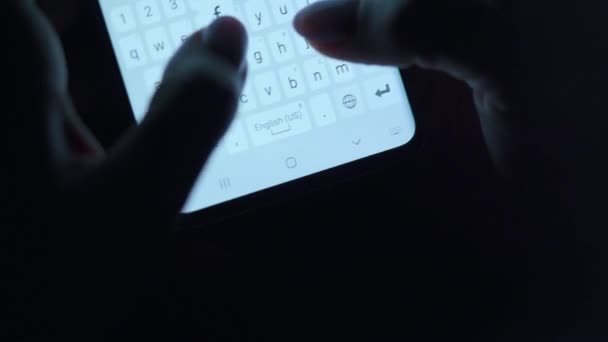 Manos escribiendo texto en el primer plano del smartphone. Usando el teléfono inteligente de cerca por la noche . — Vídeos de Stock
