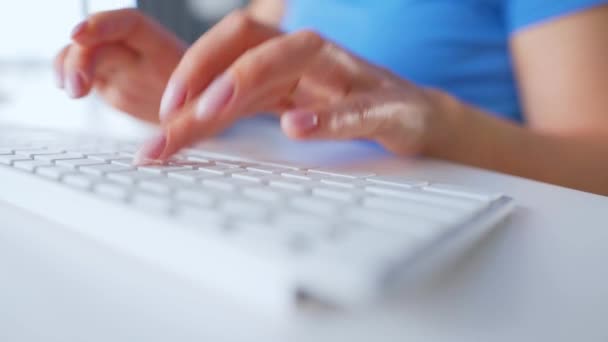 Mãos femininas digitando em um teclado de computador. Conceito de trabalho remoto. — Vídeo de Stock