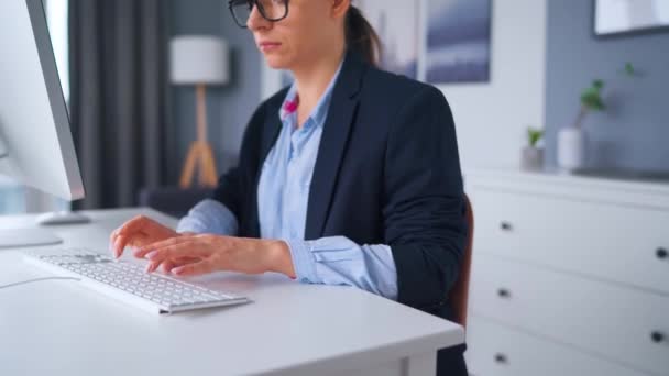 Mujer escribiendo en un teclado de computadora. Concepto de trabajo remoto. — Vídeo de stock