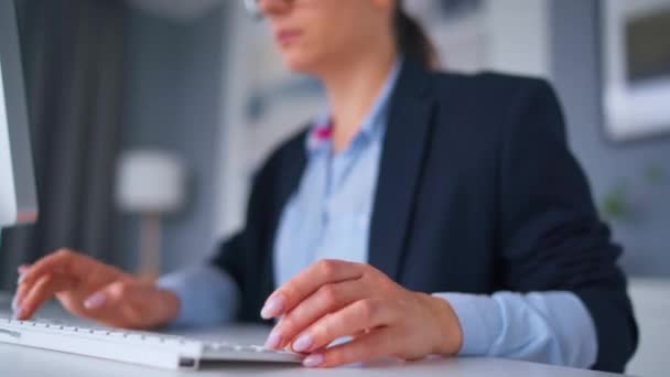 Kvinnan skriver på ett datortangentbord. Begreppet distansarbete. — Stockvideo