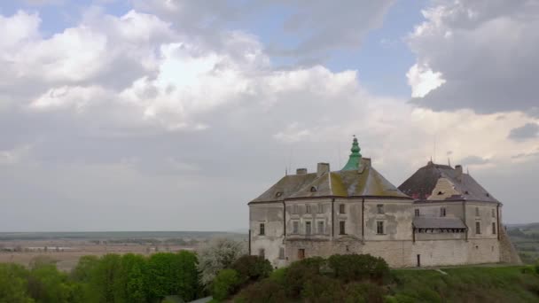 Luchtfoto van Olesky Castle in het voorjaar, Oekraïne — Stockvideo
