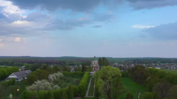 Vista aérea do Castelo de Pidhirtsi e da Igreja da Exaltação da Santa Cruz e São José na primavera, Ucrânia — Vídeo de Stock