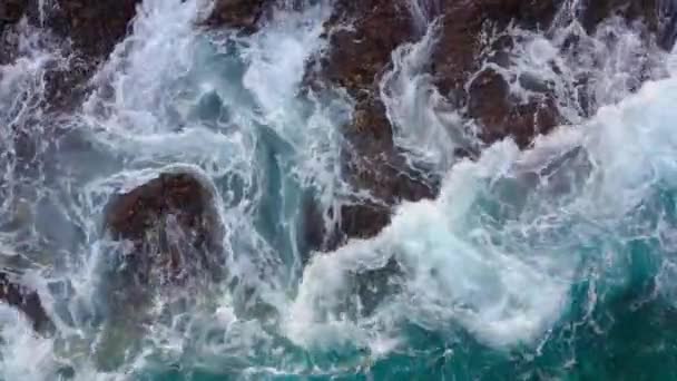 Bovenaanzicht op een verlaten kust. Rotsachtige kust van het eiland Tenerife. Luchtdrone beelden van oceaangolven die de kust bereiken. Camera draait. — Stockvideo