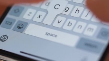 Akıllı telefondan yazı yazan eller yakın plan.