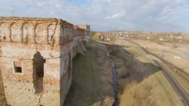 Lviv, Ukrayna yakınlarındaki Staroselsky kalesinin havadan görüntüsü. Tren kalenin yanından geçer. FPV İHA 'sı ile çekiliyor
