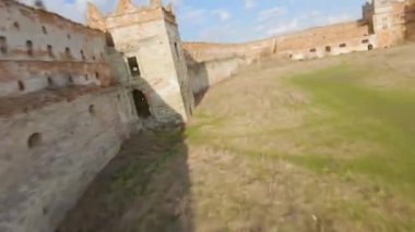 Lviv, Ukrayna yakınlarındaki Staroselsky kalesinin havadan görüntüsü. Tren kalenin yanından geçer. FPV İHA 'sı ile çekiliyor