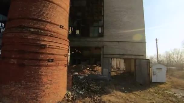 FPV drone πετά γρήγορα και ευέλικτο μέσα από μια εγκαταλελειμμένη κατασκευή στο ηλιοβασίλεμα — Αρχείο Βίντεο