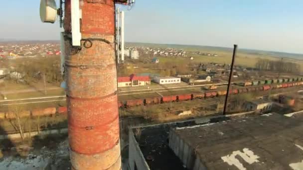 FPV 드론은 해 가 지면 수신기를 가지고 타워 주변을 날아 다닙니다. 버려진 오래 된 공장 — 비디오