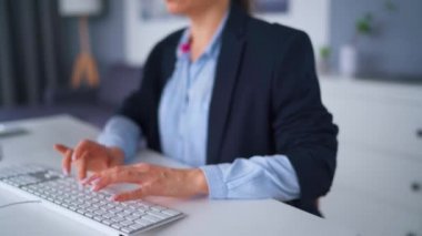 Bilgisayar klavyesinde yazan bir kadın. Uzak çalışma kavramı.