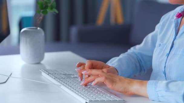 Manos femeninas escribiendo en un teclado de computadora. Concepto de trabajo remoto. — Vídeos de Stock