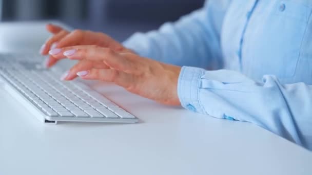 Weibliche Hände tippen auf einer Computertastatur. Konzept der Fernarbeit. — Stockvideo