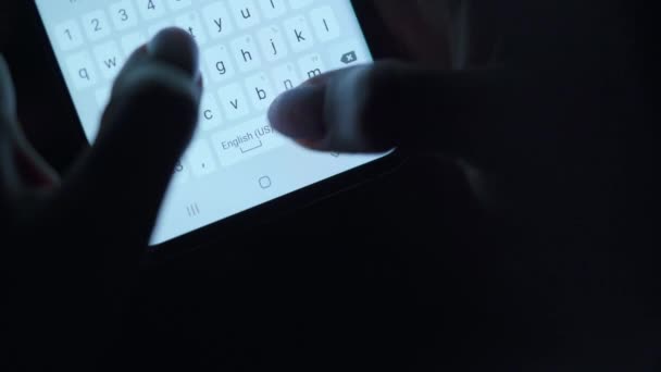 Mains tapant du texte sur smartphone close-up. Utilisation du smartphone fermer la nuit. — Video