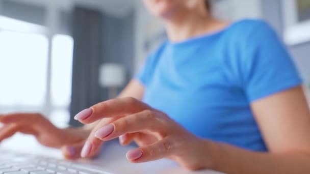 Mujer escribiendo en un teclado de computadora. Concepto de trabajo remoto. — Vídeo de stock