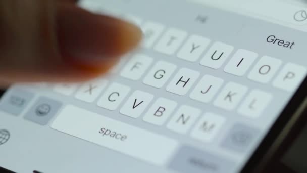 Mains tapant du texte sur smartphone close-up. Utilisation du smartphone fermer la nuit.