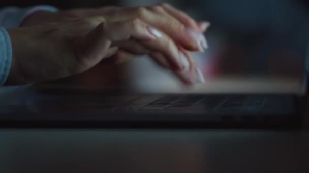 As mãos femininas estão digitando em um laptop à noite — Vídeo de Stock