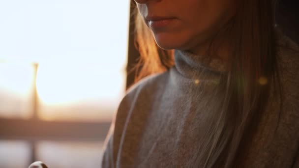 Mujer usando smartphone contra el sol poniente . — Vídeos de Stock