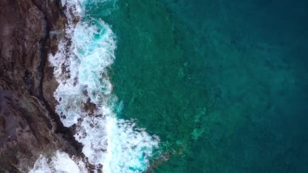 Issız bir sahilin en iyi manzarası. Tenerife adasının kayalık kıyısı. Kıyıya ulaşan okyanus dalgalarının havadan drone görüntüleri. — Stok video