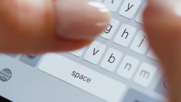 Manos escribiendo texto en el primer plano del smartphone — Vídeos de Stock
