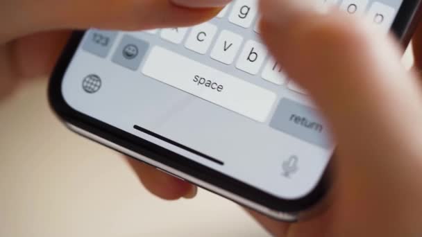 Руки печатают текст на смартфоне крупным планом — стоковое видео