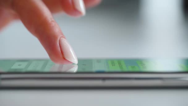 Mensagem de digitação de mão e usando o close-up do smartphone — Vídeo de Stock