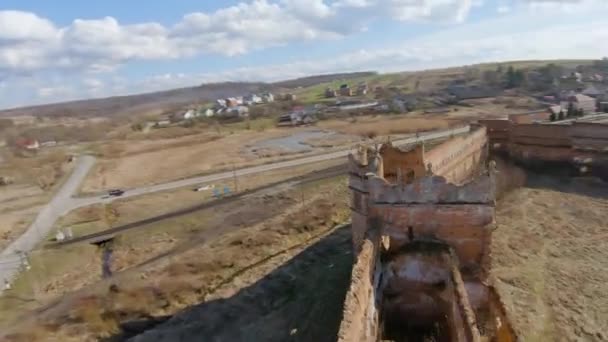 Vista aérea do castelo de Staroselsky perto de Lviv, Ucrânia. Tiro com drone FPV — Vídeo de Stock