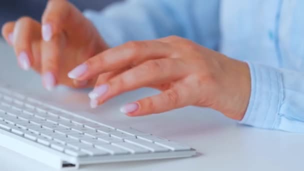 Donna che digita su una tastiera del computer. Concetto di lavoro a distanza. — Video Stock