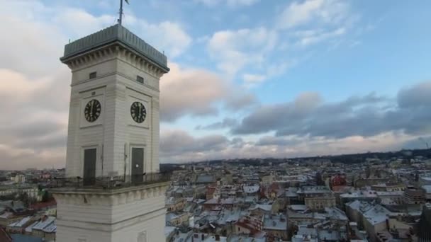 FPV insansız hava aracı belediye binasının etrafında uçuyor, Rynok Meydanı, Lviv, Ukrayna. Lviv 'in tarihi merkezinin havadan görünüşü — Stok video