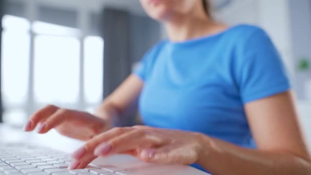 Mujer escribiendo en un teclado de computadora. Concepto de trabajo remoto. — Vídeo de stock