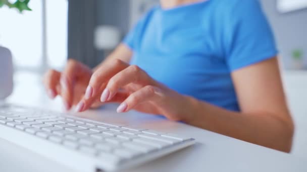 Mujer escribiendo en un teclado de computadora. Concepto de trabajo remoto. — Vídeo de stock