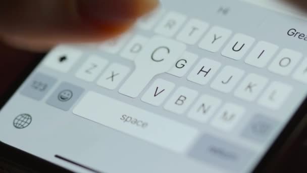 Manos escribiendo texto en el primer plano del smartphone. Usando el teléfono inteligente de cerca por la noche . — Vídeo de stock