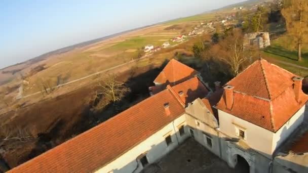 Vista aérea del castillo de Svirzh cerca de Lviv, Ucrania. Lago y paisaje circundante al atardecer. Tiro con dron FPV — Vídeos de Stock