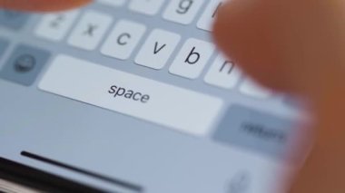Akıllı telefondan yazı yazan eller yakın plan.