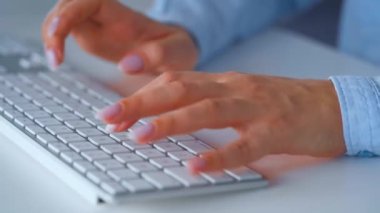 Bilgisayar klavyesinde yazan bir kadın. Uzak çalışma kavramı.