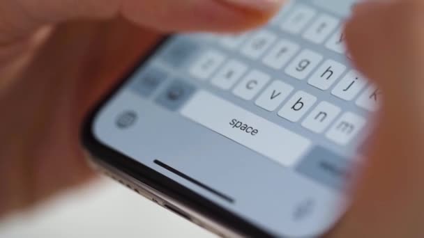 Hände tippen Text in Nahaufnahme auf dem Smartphone — Stockvideo