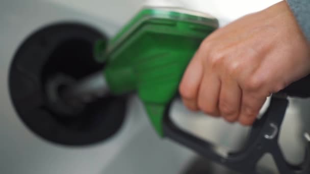 La mujer llena gasolina en su auto en una gasolinera. Movimiento lento — Vídeo de stock