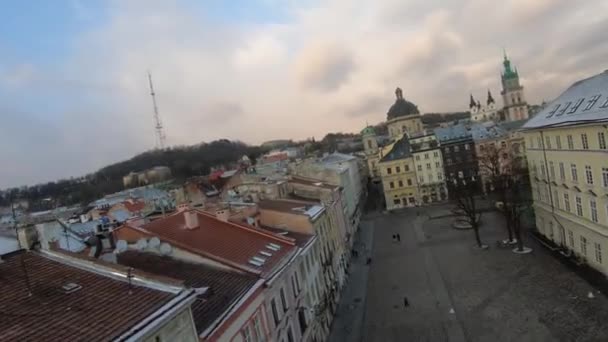 FPV insansız hava aracı belediye binasının etrafında uçuyor, Rynok Meydanı, Lviv, Ukrayna. Kuş sürüsü İHA 'nın yanından geçiyor. Lviv 'in tarihi merkezinin havadan görünüşü — Stok video