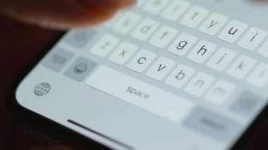 Akıllı telefondan yakın planda yazı yazan eller. Akşamları akıllı telefon kullanarak..