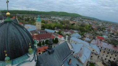 Zhovkva 'nın tarihi merkezi, Lviv bölgesi, Ukrayna' nın havadan görünüşü. FPV İHA 'sı ile çekiliyor
