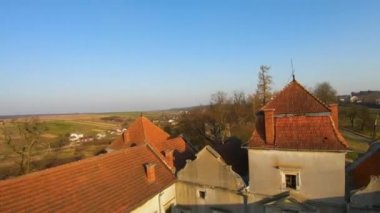 Lviv, Ukrayna yakınlarındaki Svirzh kalesinin havadan görüntüsü. Gün batımında göl ve çevre manzarası. FPV İHA 'sı ile çekiliyor