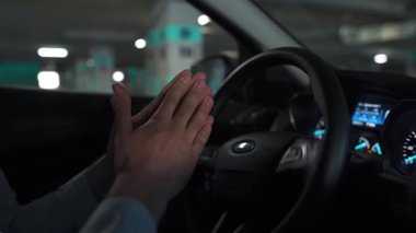 Otomatik otoparkta otopark için otomatik pilot kullanan bir adam yenilikçi bir şekilde araba kullanıyor.