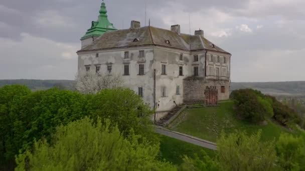 Luftaufnahme der Olesky Burg und der Landschaft drumherum im Frühling, Ukraine — Stockvideo