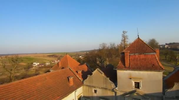 Légi kilátás Szvirzh kastély közelében Lviv, Ukrajna. Tó és a környező táj naplementekor. Fényképezkedés FPV drónnal — Stock videók
