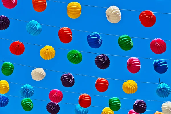 Lanternas de papel no fundo do céu azul — Fotografia de Stock