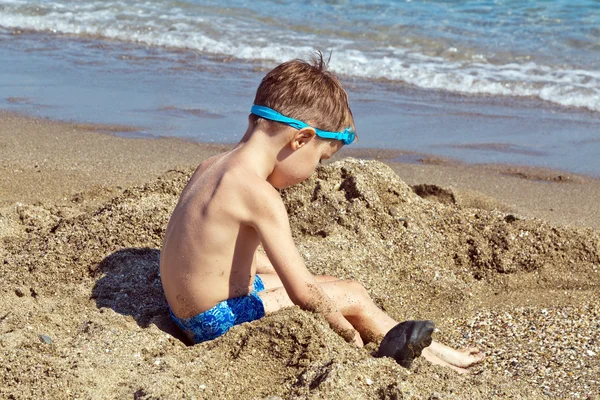 Pojke på stranden — Stockfoto