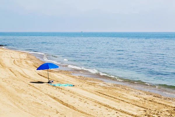 Guarda-chuva solitário na praia — Fotografia de Stock